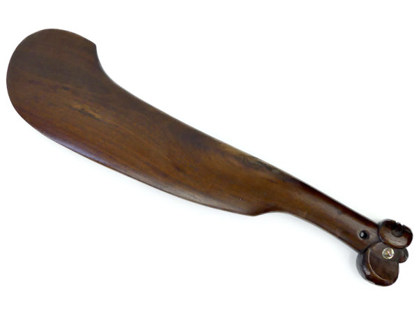 Grand Wahaika massue maori en bois dur sur socle Nouvelle-Zélande (face)