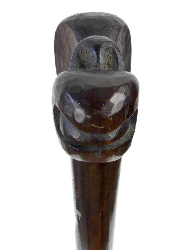 Grand Wahaika massue maori en bois dur sur socle Nouvelle-Zélande (détail)