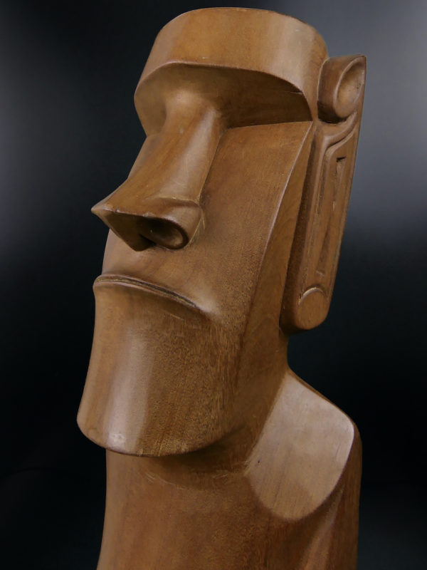 Grand Moaï Rapa Nui Île de Pâques en bois précieux ciselé (détail)