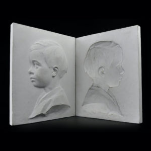 Deux plaques décoratives portraits d’enfant bas-relief en céramique (face)