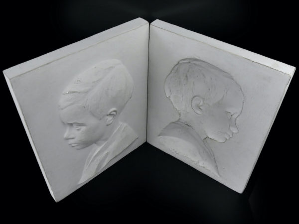 Deux plaques décoratives portraits d’enfant bas-relief en céramique (desssus)
