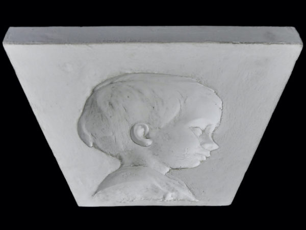 Deux plaques décoratives portraits d’enfant bas-relief en céramique (profil 2 dessus)
