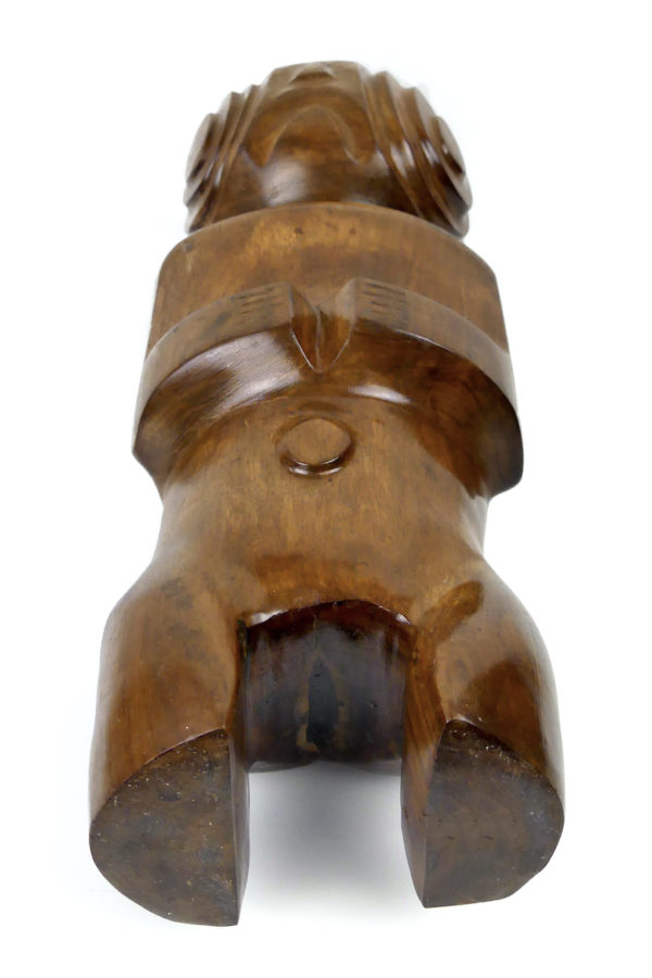 Grand Tiki marquisien massif et singulier en bois de rose d’Océanie (dessous)