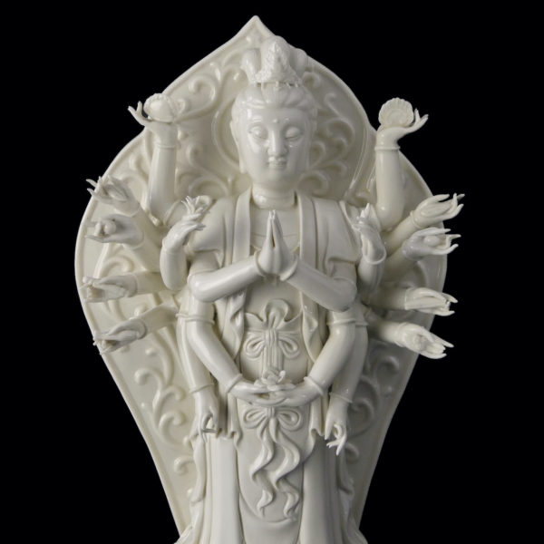 Grande statue Guanyin aux mille mains en porcelaine Blanc de Chine (détail face)