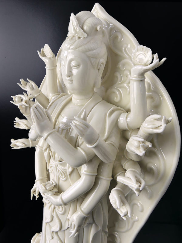 Grande statue Guanyin aux mille mains en porcelaine Blanc de Chine (détail 3/4)