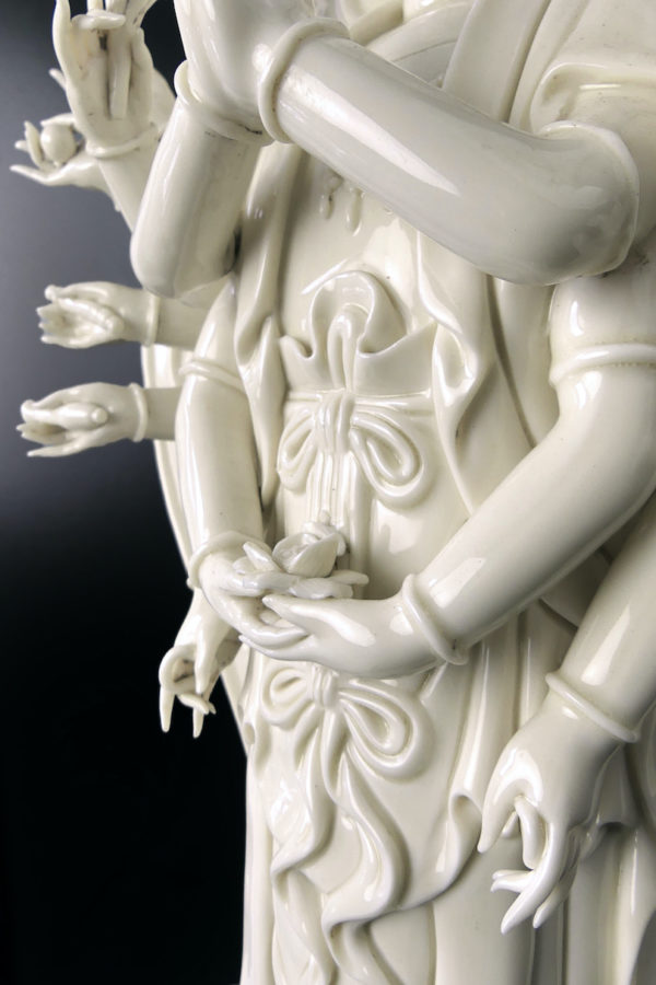 Grande statue Guanyin aux mille mains en porcelaine Blanc de Chine (détail 3/4)