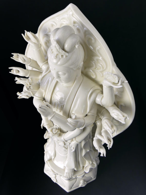 Grande statue Guanyin aux mille mains en porcelaine Blanc de Chine (dessus 3/4)
