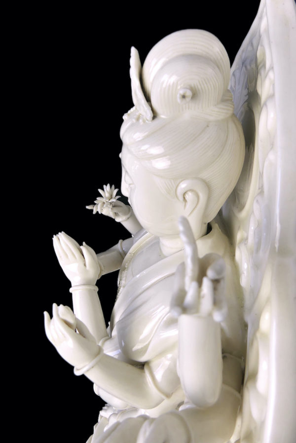 Grande statue Guanyin aux mille mains en porcelaine Blanc de Chine (détail)