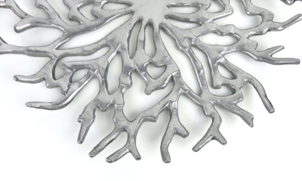 Large plat corbeille corail en fonte d'aluminium design (détail)