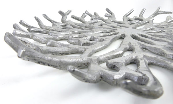 Large plat corbeille corail en fonte d'aluminium design (détail)