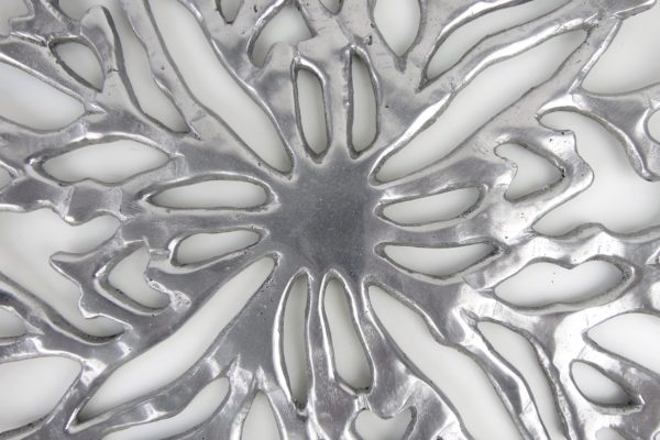 Large plat corbeille corail en fonte d'aluminium design (détail)