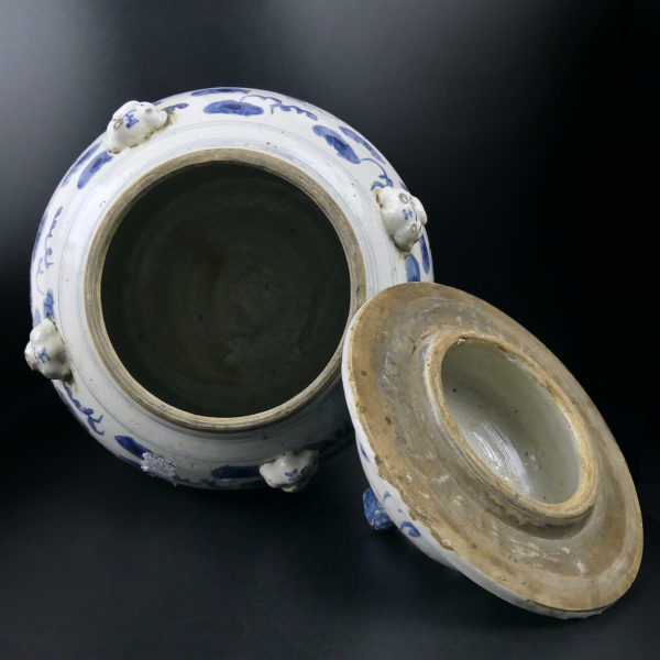 Jarre de temple chinoise en porcelaine décor bleu Lions de Shi (ouvert dessus)