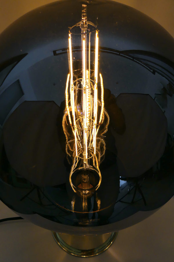 Grande lampe globe géant à LED design sur douille d'obus WW1 (allumée dessus)