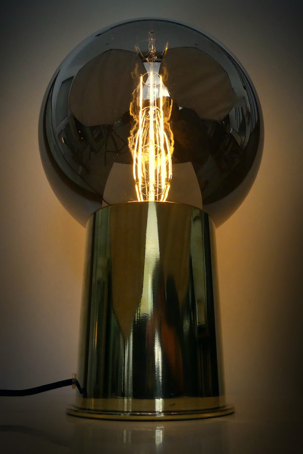 Grande lampe globe géant à LED design sur douille d'obus WW1 (allumée face)