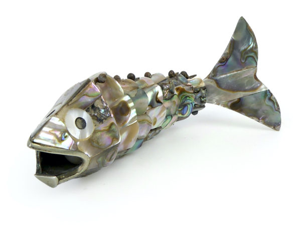 Décapsuleur poisson articulé en ormeau et perle d’eau douce (3/4)