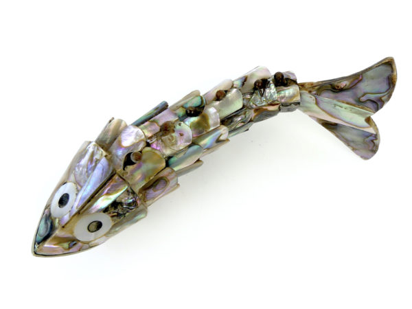 Décapsuleur poisson articulé en ormeau et perle d’eau douce (dessus)