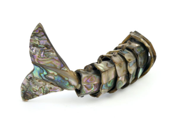 Décapsuleur poisson articulé en ormeau et perle d’eau douce (3/4 dos)