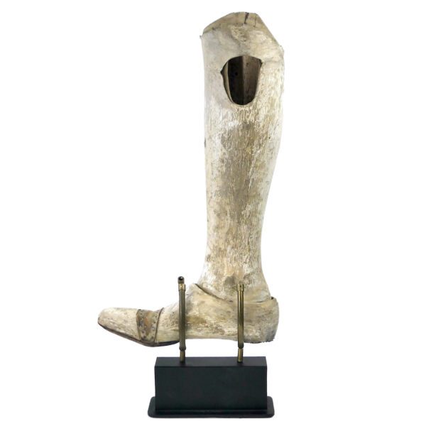 Prothèse de jambe pour femme en bois et en cuir moulé sur socle (profil intérieur)