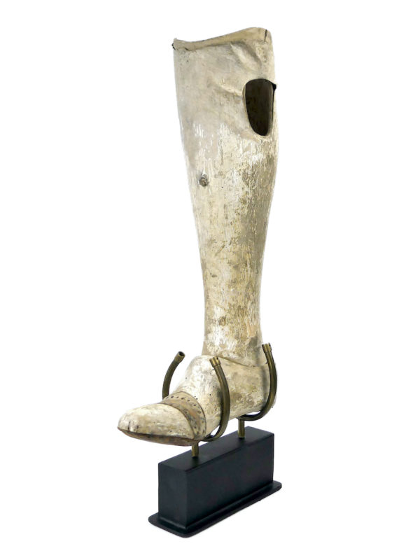 Prothèse de jambe pour femme en bois et en cuir moulé sur socle (3/4 intérieur)