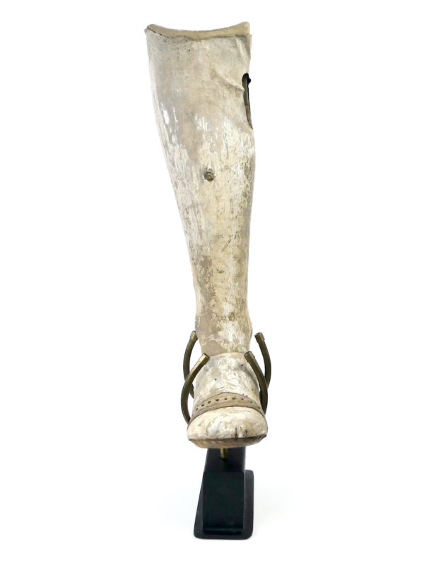 Prothèse de jambe pour femme en bois et en cuir moulé sur socle (face)
