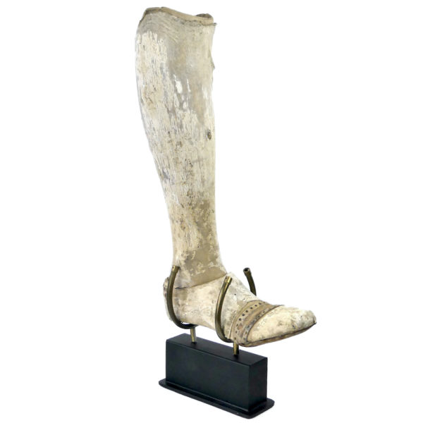 Prothèse de jambe pour femme en bois et en cuir moulé sur socle (3/4 extérieur)