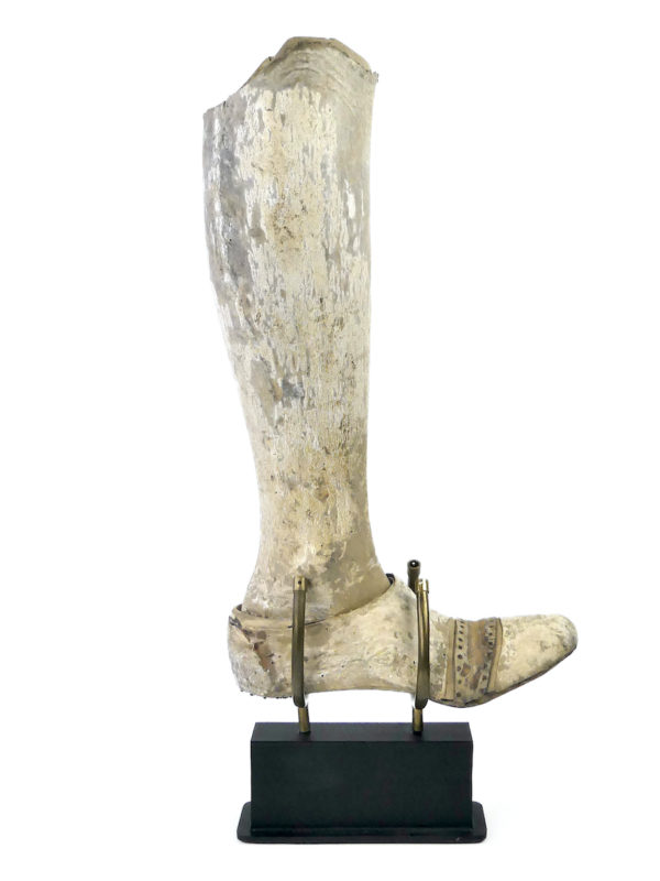 Prothèse de jambe pour femme en bois et en cuir moulé sur socle (profil extérieur)