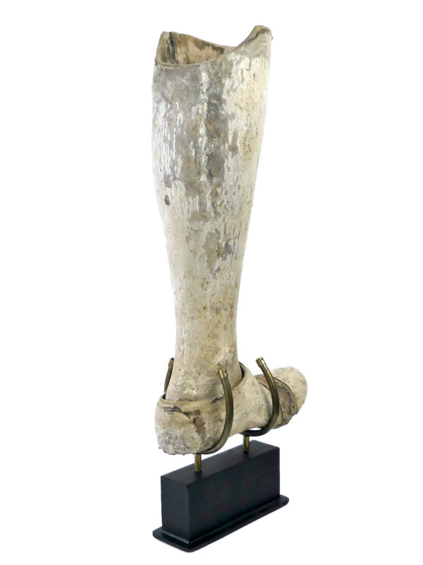 Prothèse de jambe pour femme en bois et en cuir moulé sur socle (3/4 dos)