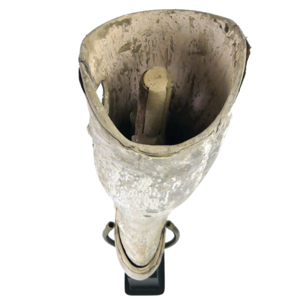 Prothèse de jambe pour femme en bois et en cuir moulé sur socle (dessus)