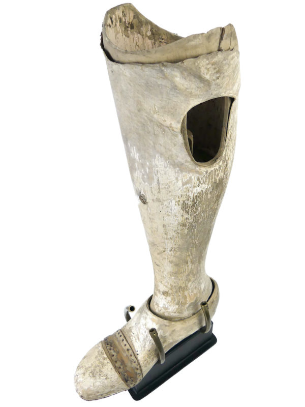 Prothèse de jambe pour femme en bois et en cuir moulé sur socle (3/4 dessus)