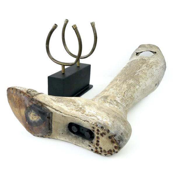 Prothèse de jambe pour femme en bois et en cuir moulé sur socle (dessous)
