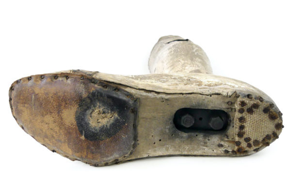 Prothèse de jambe pour femme en bois et en cuir moulé sur socle (dessous)