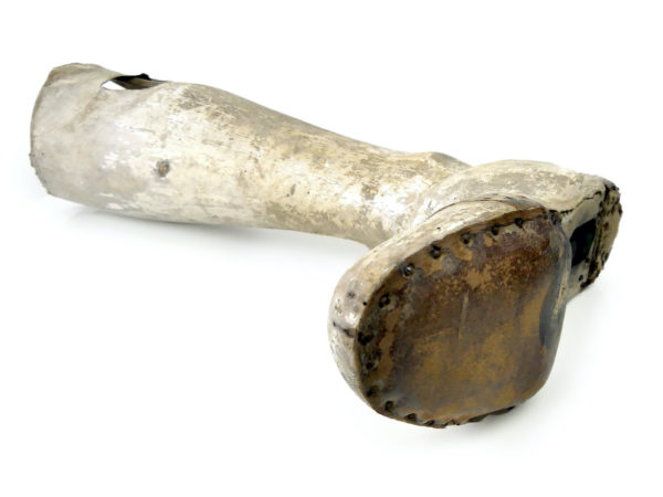 Prothèse de jambe pour femme en bois et en cuir moulé sur socle (dessous 3/4)