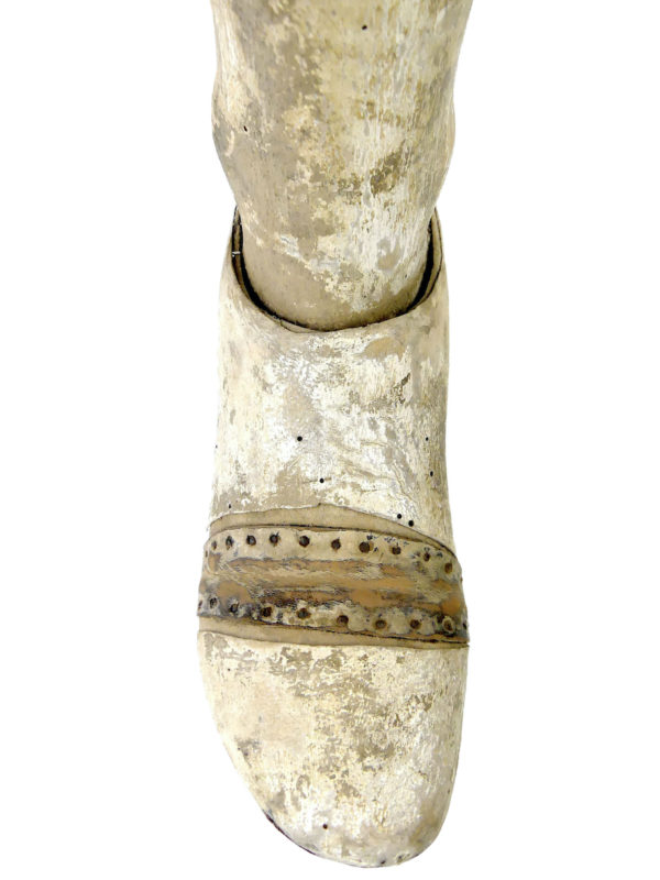 Prothèse de jambe pour femme en bois et en cuir moulé sur socle (détail dessus)