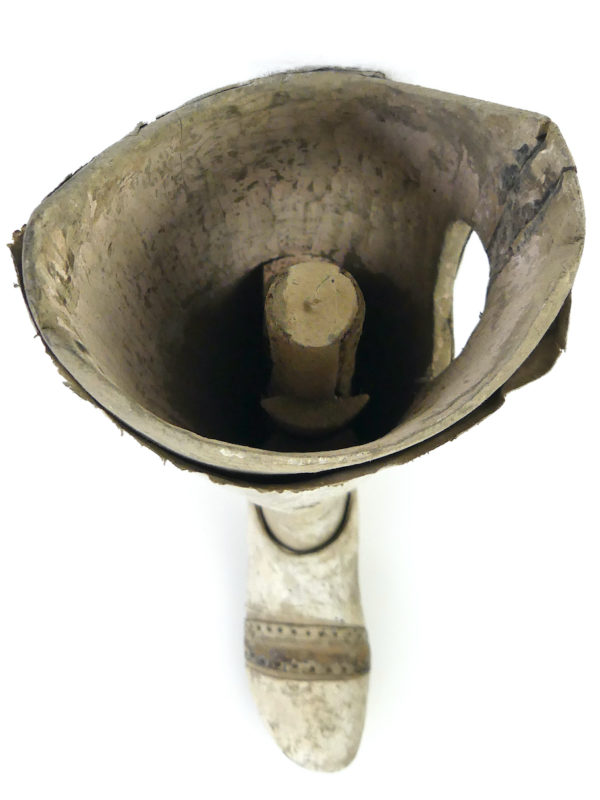 Prothèse de jambe pour femme en bois et en cuir moulé sur socle (dessus)