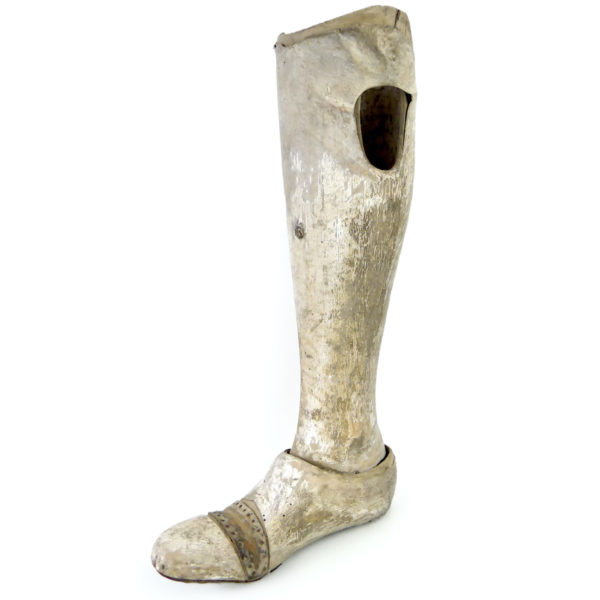 Prothèse de jambe pour femme en bois et en cuir moulé sur socle (3/4 intérieur)