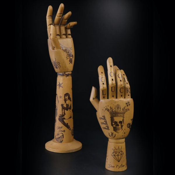 Mains de mannequin tatouées Old School articulées en bois