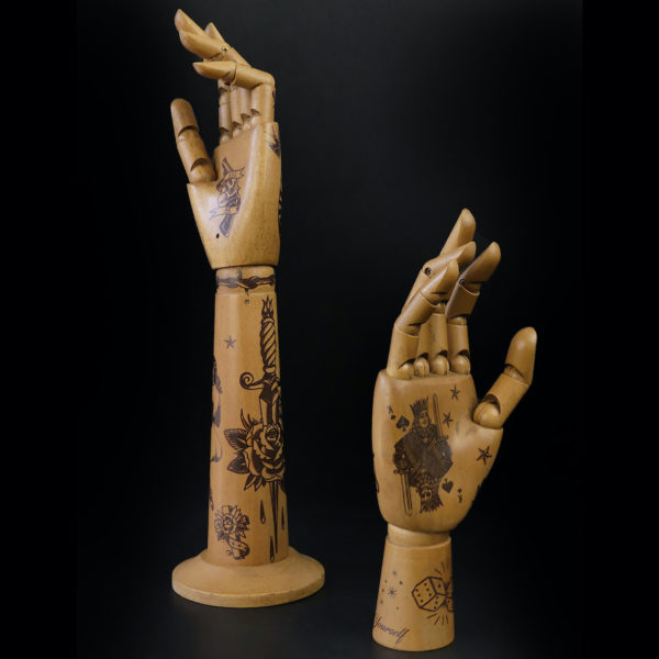 Mains de mannequin tatouées Old School articulées en bois