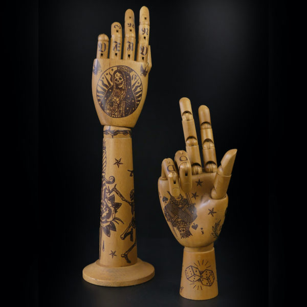 Mains de mannequin tatouées Old School articulées en bois