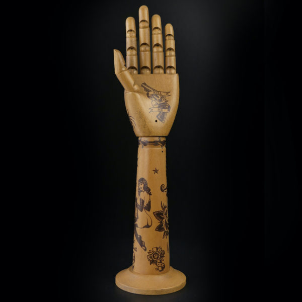 Main de mannequin tatouée Old School articulée et avant-bras en bois (intérieur)