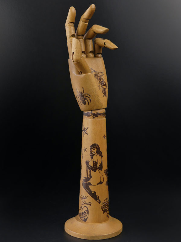 Main de mannequin tatouée Old School articulée et avant-bras en bois (3/4)