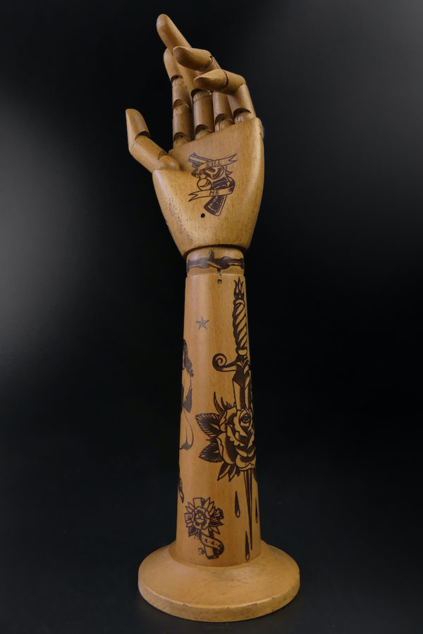 Main de mannequin tatouée Old School articulée et avant-bras en bois (3/4)