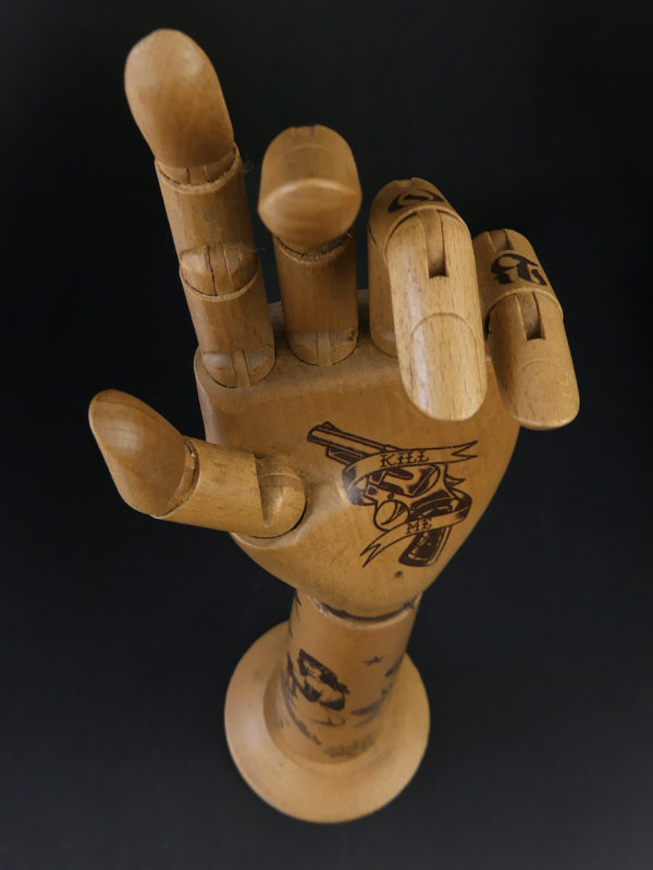 Main de mannequin tatouée Old School articulée et avant-bras en bois (dessus)