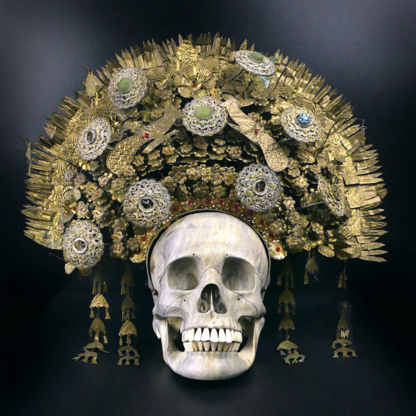 Couronne de mariée Suntiang de Bornéo et crâne en bois de tamarin (face)