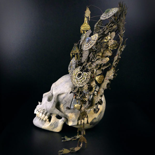 Couronne de mariée Suntiang de Bornéo et crâne en bois de tamarin (profil)