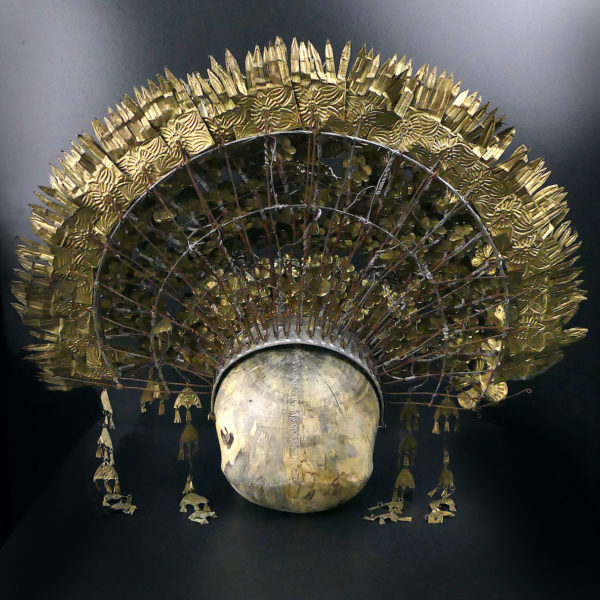 Couronne de mariée Suntiang de Bornéo et crâne en bois de tamarin (dos)