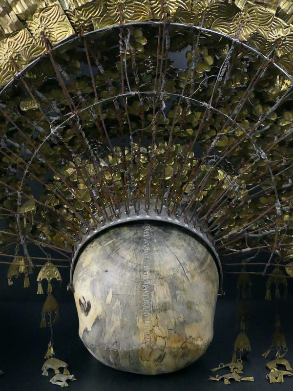 Couronne de mariée Suntiang de Bornéo et crâne en bois de tamarin (dos)