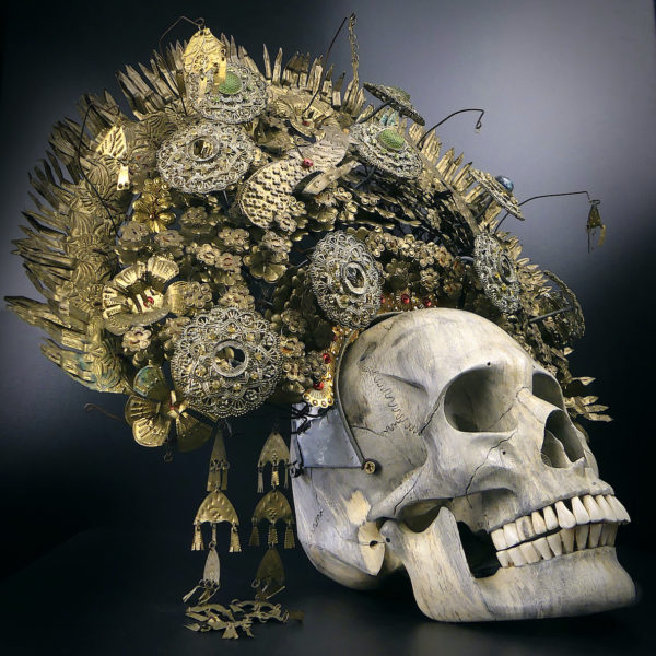 Couronne de mariée Suntiang de Bornéo et crâne en bois de tamarin (3/4)
