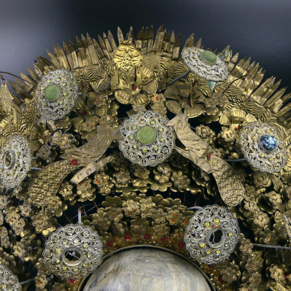 Couronne de mariée Suntiang de Bornéo et crâne en bois de tamarin (détail)