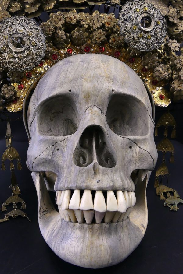 Couronne de mariée Suntiang de Bornéo et crâne en bois de tamarin (détail)