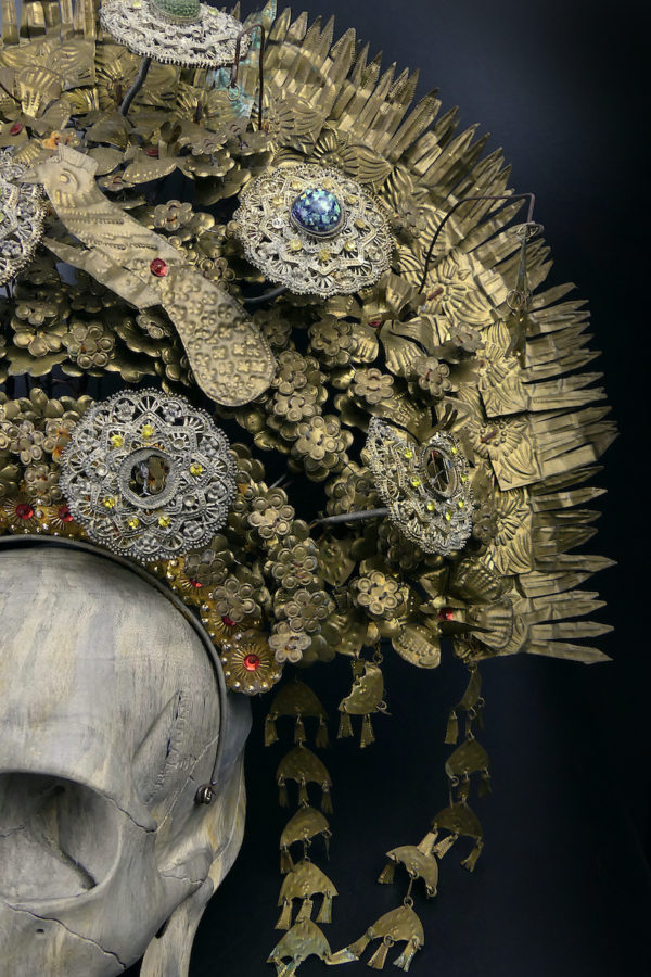 Couronne de mariée Suntiang de Bornéo et crâne en bois de tamarin (détail)